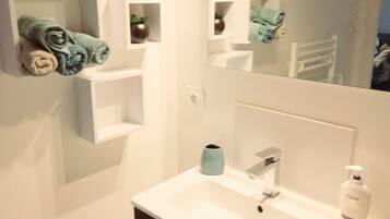 Een haardroger, handdoeken, zeep, shampoo