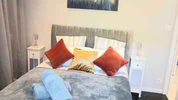 1 slaapkamer, een strijkplank/strijkijzer, reisbedje, gratis wifi