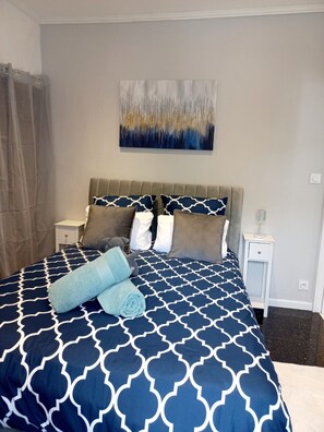 1 quarto, ferros/tábuas de passar roupa, berço de viagem