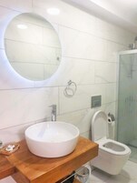 Deluxe Room, Garden View | Bathroom