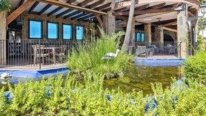 Un restaurant avec une terrasse, une piscine et un oiseau.