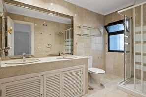 Ducha, secador de pelo, bidet, toallas