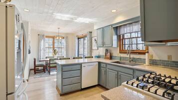 Réfrigérateur, four à micro-ondes, lave-vaisselle, cafetière-théière