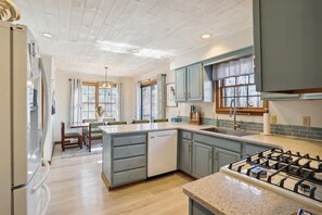 Een koelkast, een magnetron, een vaatwasser