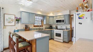 Réfrigérateur, micro-ondes, lave-vaisselle, cafetière/bouilloire