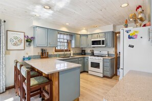 Een koelkast, een magnetron, een vaatwasser