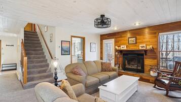 Téléviseur connecté, foyer, table de ping-pong