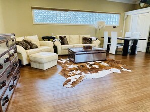 Smart TV, fireplace, books, stereo - 2 Acres Gated Estate W/Pool,Hot Tub, Tennis, Basketball, Garden, Beach, Dog OK (East Quogue)