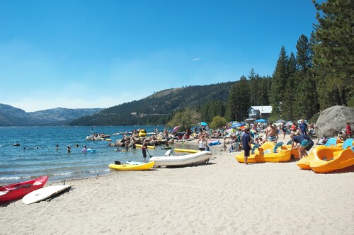 Hillside Haven - Cozy Tahoe Donner Escape, Close to the TD Ski Hill, near Downtown Truckee