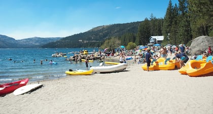 Hillside Haven - Cozy Tahoe Donner Escape, Close to the TD Ski Hill, near Downtown Truckee