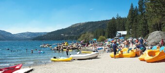 Hillside Haven - Cozy Tahoe Donner Escape, Close to the TD Ski Hill, near Downtown Truckee