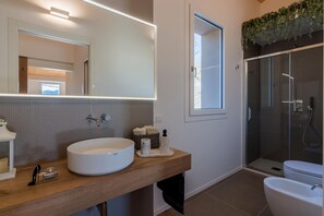 Dusche, Haartrockner, Bidet