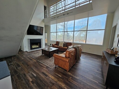 Eureka Springs getaway 2 acres in the center of town, super close to historic DT