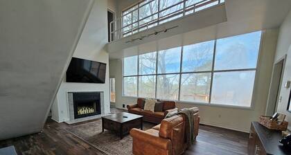 Eureka Springs getaway 2 acres in the center of town, super close to historic DT