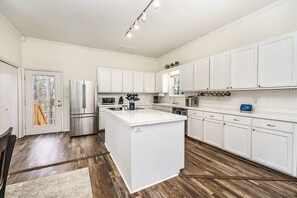 Fridge, microwave, oven, stovetop - Eureka Springs getaway 2 acres in the center of town, super close to historic DT (Eureka Springs)