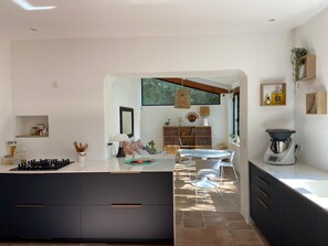 Fridge, microwave, oven, stovetop - Mas Provencal au Calme Ideal Pour se Reposer et Visiter la Provence (Rognes)