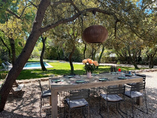 Outdoor dining - Mas Provencal au Calme Ideal Pour se Reposer et Visiter la Provence (Rognes)