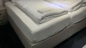 저자극성 침구, 메모리폼 침대, 책상, 노트북 작업 공간