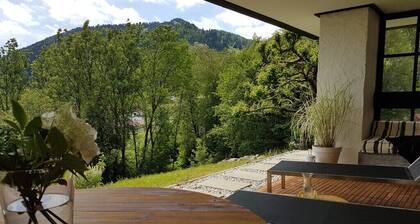 Exklusiver Souterrain - zentral, ruhig mit großer Terrasse, Sauna und Bergblick