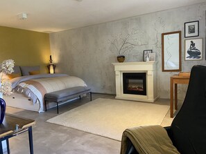 1 bedroom, desk, travel cot, free WiFi