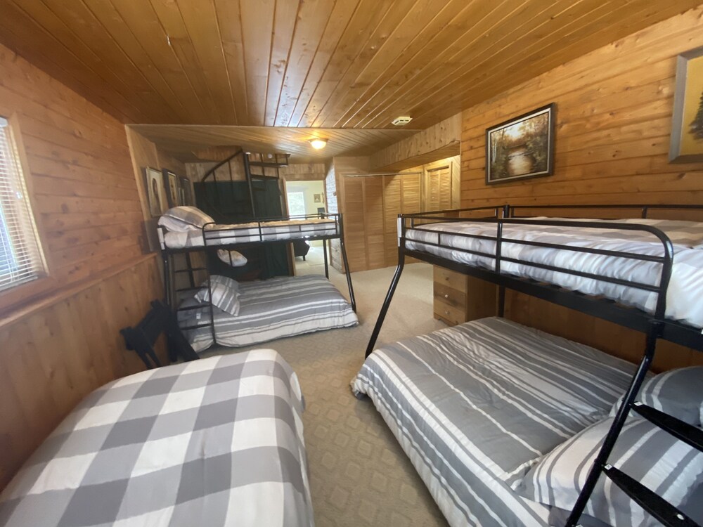 Cozy private cabin near Warroad, MN, with outside activities. Pet