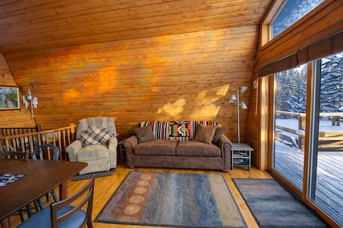Serene Riverfront, Lake Of The Woods 2min, Pets Free, 8 beds, 25 acres.