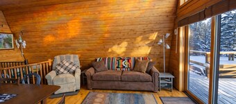 Serene Riverfront, Lake Of The Woods 2min, Pets Free, 8 beds, 25 acres.