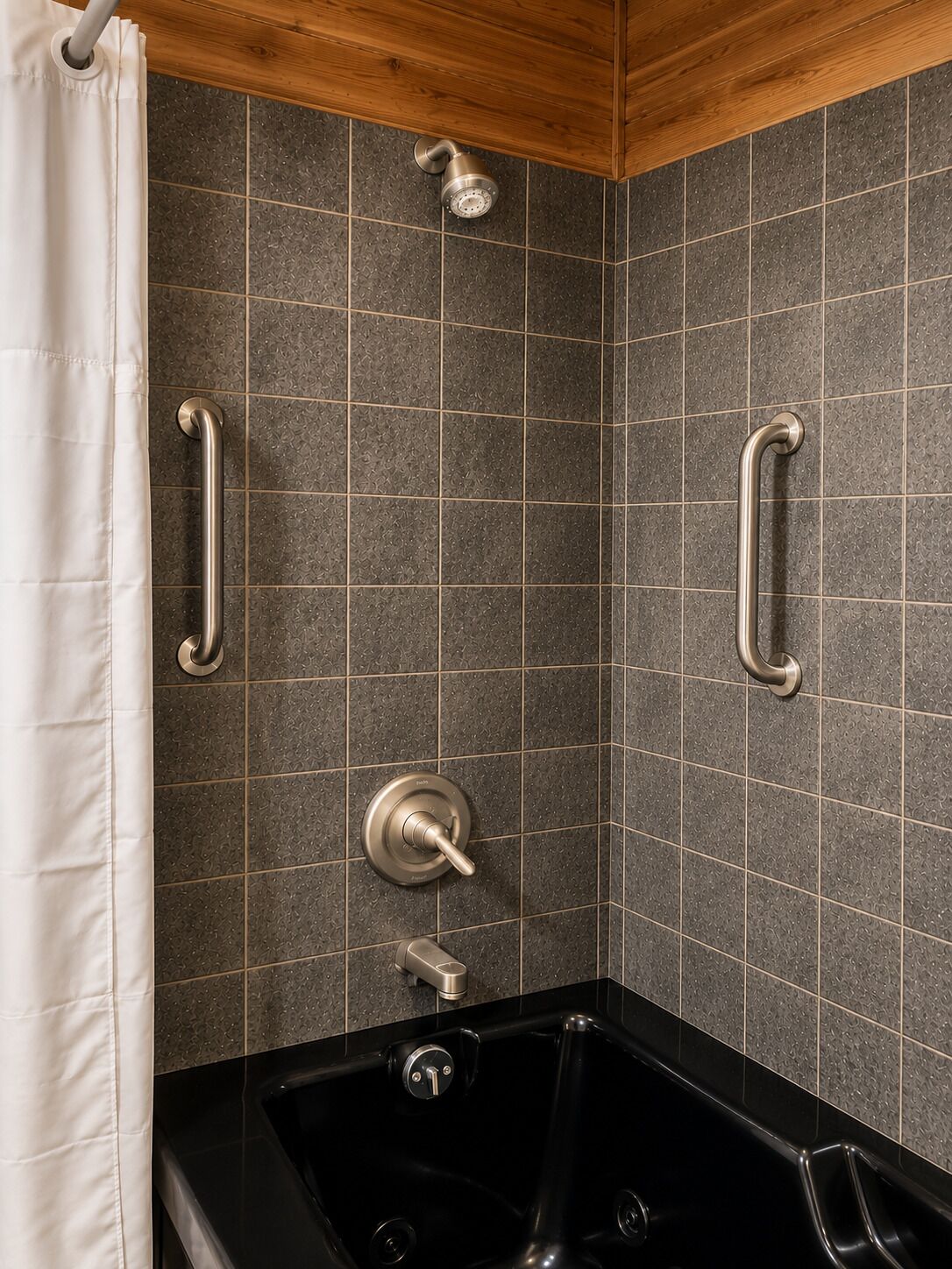 Une salle de bain avec une douche, une baignoire et des toilettes.