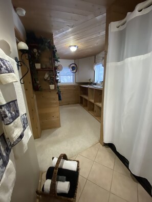 Jetted bath, hair dryer, towels, soap - Private Riverfront Retreat Near Lake of the Woods. Sleeps 10+ (Warroad)