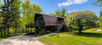 Private Riverfront Retreat Near Lake of the Woods. Sleeps 10+