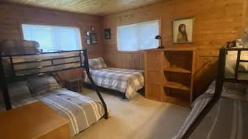 3 bedrooms, desk, iron/ironing board, travel crib
