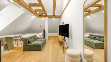 Attic Corner Suite | Sängtillbehör av högsta kvalitet, duntäcken och skrivbord