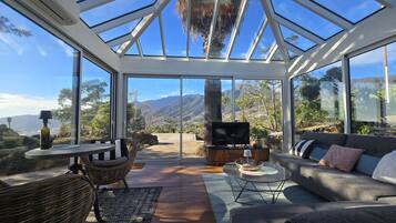 Una Smart TV, una chimenea, libros, un reproductor estéreo