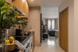 Réfrigérateur, micro-ondes, four, plaque de cuisson