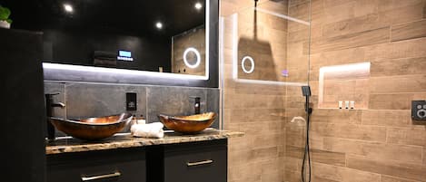 ヘアドライヤー、タオル、石鹸、トイレットペーパー