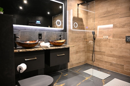 Hair dryer, towels, soap, toilet paper. RURAL LUXURY ROOM WITH WETROOM and self catering facility