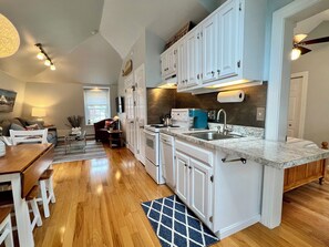 Fridge, coffee/tea maker