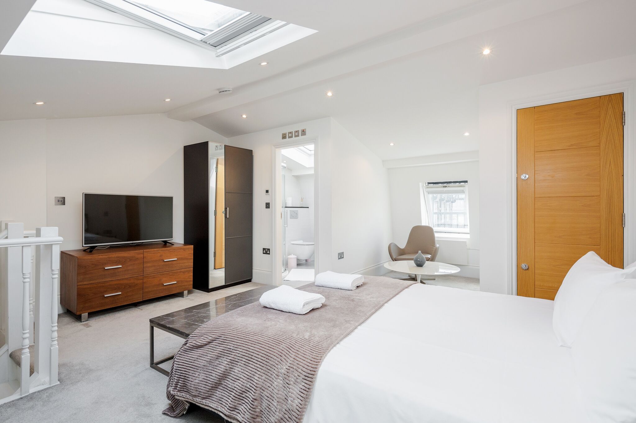 2 habitaciones, tabla de planchar con plancha y cuna de viaje 