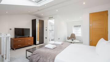 2 habitaciones, tabla de planchar con plancha y cuna de viaje