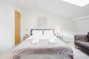 2 bedrooms, iron/ironing board, travel cot, free WiFi - Stylish Soho 2BR duplex with Air Con (London)