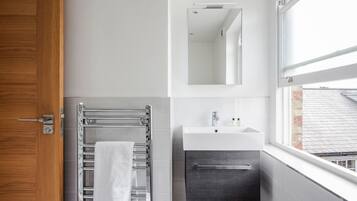 Regadera, secadora de cabello, toallas, jabón