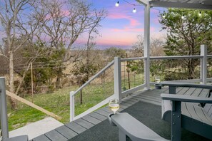 Ein überdachter Außenbereich mit Blick auf die umliegende Landschaft.