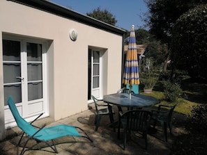 Outdoor dining - Studio Indépendant Dans un Environnement de Pins à 800m de la Plage au Calme (Jard-sur-Mer)