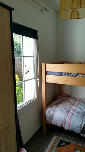 1 bedroom, bed sheets - Studio Indépendant Dans un Environnement de Pins à 800m de la Plage au Calme (Jard-sur-Mer)