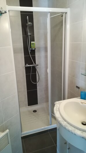 Shower, hair dryer - Studio Indépendant Dans un Environnement de Pins à 800m de la Plage au Calme (Jard-sur-Mer)