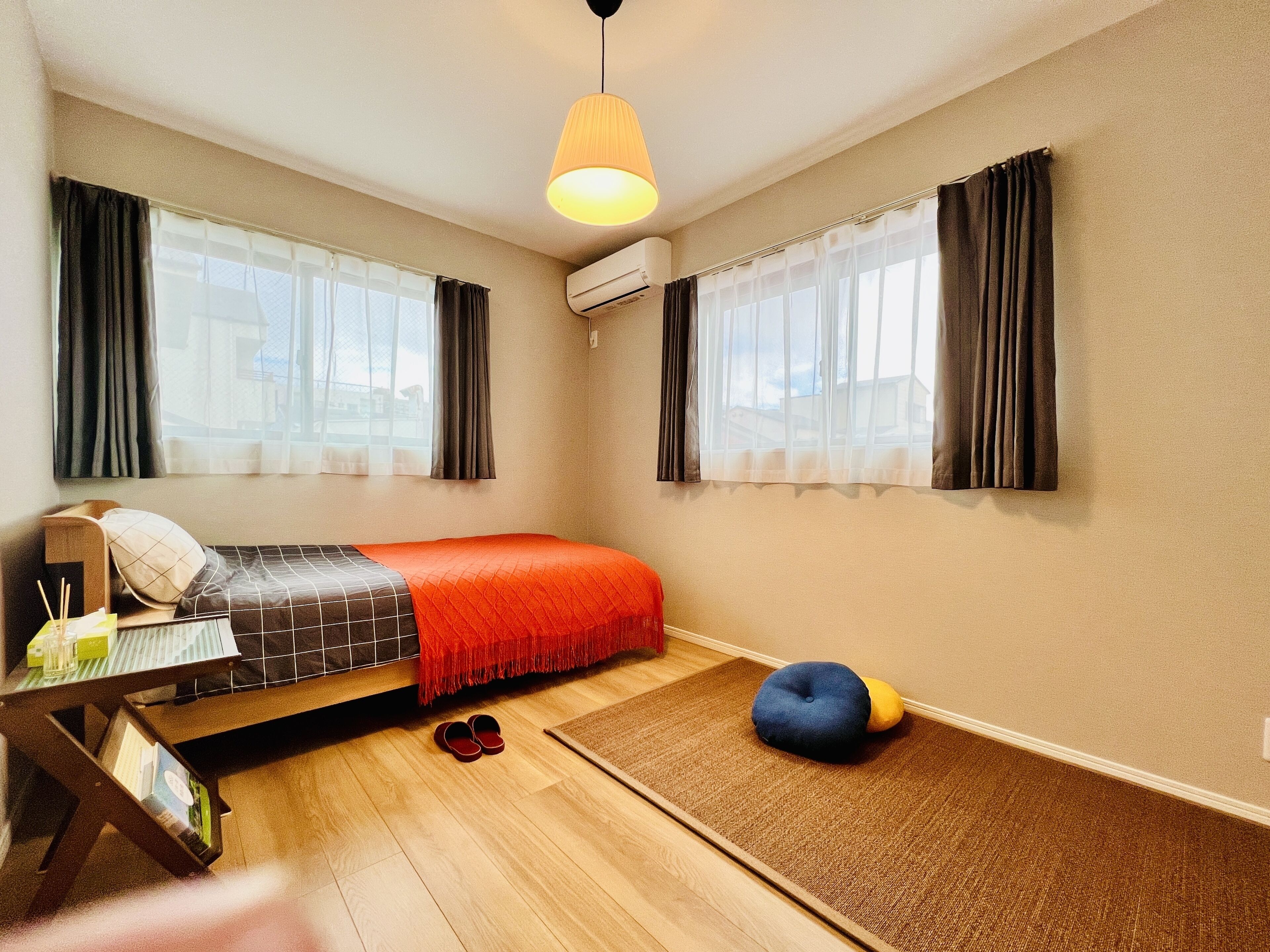 4 bedrooms, desk, iron/ironing board, travel crib