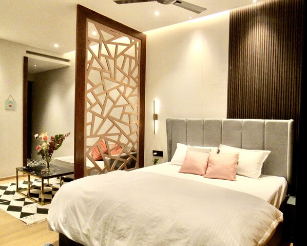 1 bedroom, desk, iron/ironing board, free WiFi - Business service apartment- in a mall near Expo centre. (Noida)