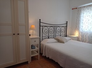 3 slaapkamers, een strijkplank/strijkijzer, reisbedje, wifi