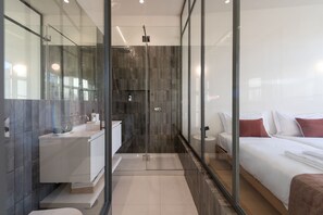 Dusche, Haartrockner, Handtücher, Seife