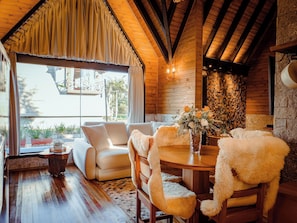 Exclusive Cabin (1) | Dining room